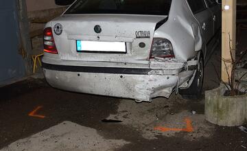 FOTO: Opitým vodičom sa neuhýbali mosty, prístrešky ani zaparkované autá. Ničili všetko čo im prišlo do cesty