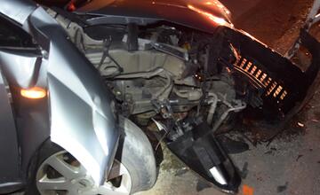 FOTO: Opitým vodičom sa neuhýbali mosty, prístrešky ani zaparkované autá. Ničili všetko čo im prišlo do cesty