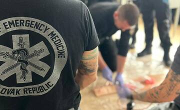 FOTO: Trenčianski policajti z PMJ absolvovali kurz Stop the bleed