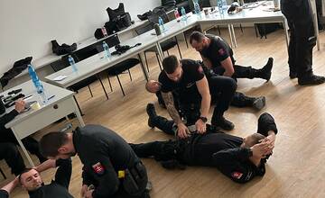 FOTO: Trenčianski policajti z PMJ absolvovali kurz Stop the bleed