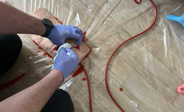 FOTO: Trenčianski policajti z PMJ absolvovali kurz Stop the bleed