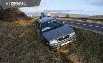 FOTO: Diaľnica pri Púchove narobila problémy iba 23-ročnému vodičovi. Bola mu priúzka
