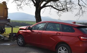 FOTO: Kuriózna nehoda: Šesťdesiatnika zastavilo odstavené fekálne vozidlo. Skončil v nemocnici