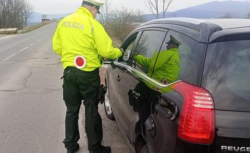 FOTO: Štvorhodinová policajná akcia na Hornej Nitre odhalila takmer 100 priestupkov a jedného páchateľa