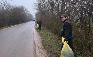 FOTO: Ruky, nohy im dolámať. Hnus, čo nechali nespratníci na ceste k priehrade!