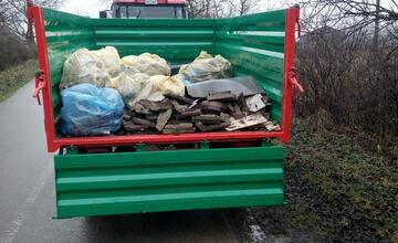 FOTO: Ruky, nohy im dolámať. Hnus, čo nechali nespratníci na ceste k priehrade!