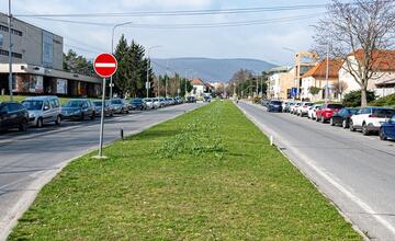 FOTO: Neuveriteľná arogancia. Vodiči si v Novom Meste nad Váhom ťažkú hlavu zo zákazu parkovania nerobili