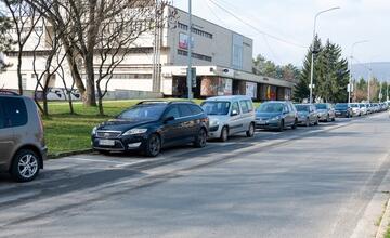 FOTO: Neuveriteľná arogancia. Vodiči si v Novom Meste nad Váhom ťažkú hlavu zo zákazu parkovania nerobili