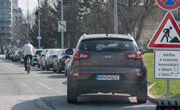FOTO: Neuveriteľná arogancia. Vodiči si v Novom Meste nad Váhom ťažkú hlavu zo zákazu parkovania nerobili