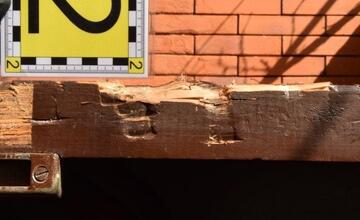 FOTO: V Trenčíne vyčíňal „liehovinový zlodej“. Drzo sa ubytoval v cudzom dome a kradol všetko tekuté