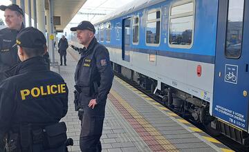 FOTO: Slovenskí a českí policajti hliadkovali spoločne vo vlakoch. Posvietili si na medzinárodné spoje