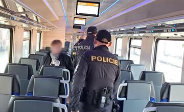 FOTO: Slovenskí a českí policajti hliadkovali spoločne vo vlakoch. Posvietili si na medzinárodné spoje