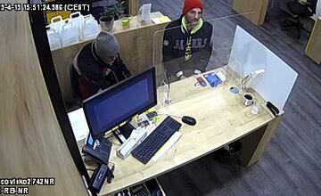 FOTO: Spoznávate muža v červenej čiapke? Policajti by si s ním radi pohovorili