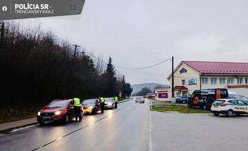 FOTO: Po smrteľnej nehode vyrazili policajti na cesty. Za dve hodiny skontrolovali viac ako sto vodičov