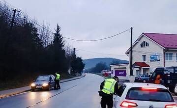 FOTO: Po smrteľnej nehode vyrazili policajti na cesty. Za dve hodiny skontrolovali viac ako sto vodičov