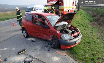FOTO: Výjazd z vedľajšej cesty nedopadol podľa predstáv. Dve autá po ňom poputujú do šrotu