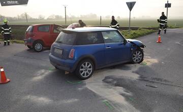 FOTO: Výjazd z vedľajšej cesty nedopadol podľa predstáv. Dve autá po ňom poputujú do šrotu