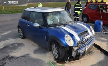 FOTO: Výjazd z vedľajšej cesty nedopadol podľa predstáv. Dve autá po ňom poputujú do šrotu