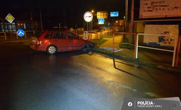 FOTO: Opitý vodič narazil do plota v Ilave