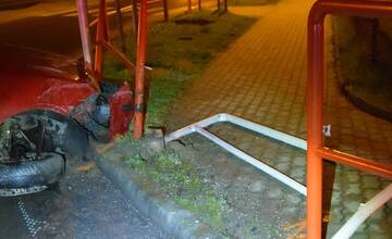 FOTO: Opitý vodič narazil do plota v Ilave