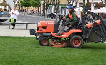 FOTO: V Trenčíne sa začalo celoplošné kosenie