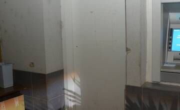 FOTO: Neúspešní bankomatoví zlodeji. Dva bankomaty zničené, no lup žiadny