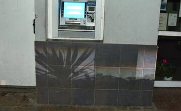 FOTO: Neúspešní bankomatoví zlodeji. Dva bankomaty zničené, no lup žiadny