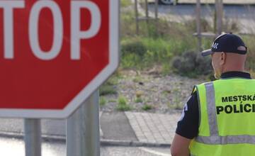 FOTO: Hliadky na priechodoch späť v akcii. Mestská polícia obnovuje hliadky v ranných hodinách