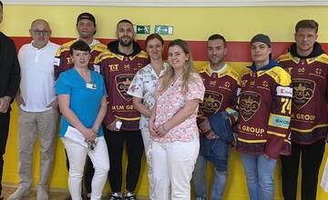 FOTO: Hviezdy v nemocnici. Malých pacientov prišli potešiť trenčianski hokejisti