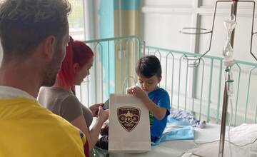 FOTO: Hviezdy v nemocnici. Malých pacientov prišli potešiť trenčianski hokejisti