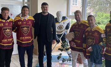 FOTO: Hviezdy v nemocnici. Malých pacientov prišli potešiť trenčianski hokejisti