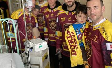 FOTO: Hviezdy v nemocnici. Malých pacientov prišli potešiť trenčianski hokejisti