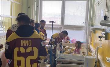 FOTO: Hviezdy v nemocnici. Malých pacientov prišli potešiť trenčianski hokejisti