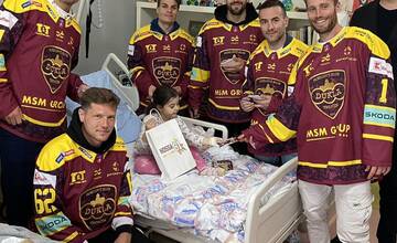 FOTO: Hviezdy v nemocnici. Malých pacientov prišli potešiť trenčianski hokejisti