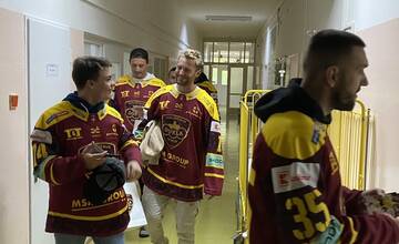 FOTO: Hviezdy v nemocnici. Malých pacientov prišli potešiť trenčianski hokejisti