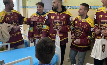 FOTO: Hviezdy v nemocnici. Malých pacientov prišli potešiť trenčianski hokejisti