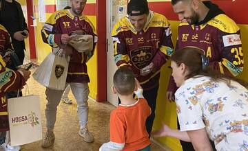 FOTO: Hviezdy v nemocnici. Malých pacientov prišli potešiť trenčianski hokejisti