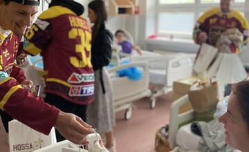 FOTO: Hviezdy v nemocnici. Malých pacientov prišli potešiť trenčianski hokejisti