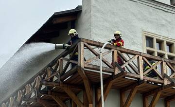 FOTO: Na Trenčianskom hrade zasahovali hasiči. Dostať sa tam s technikou je ale riadna fuška 