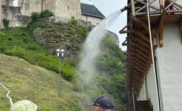 FOTO: Na Trenčianskom hrade zasahovali hasiči. Dostať sa tam s technikou je ale riadna fuška 