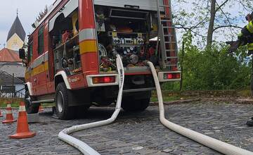 FOTO: Na Trenčianskom hrade zasahovali hasiči. Dostať sa tam s technikou je ale riadna fuška 