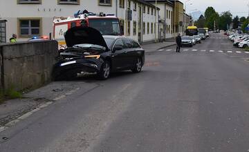 FOTO: Vodička „na šrot“ zošrotovala v Prievidzi na moste auto