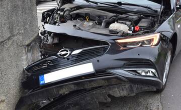 FOTO: Vodička „na šrot“ zošrotovala v Prievidzi na moste auto