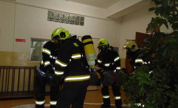 FOTO: Požiar vo väzení. Hasiči ratovali odsúdených aj personál