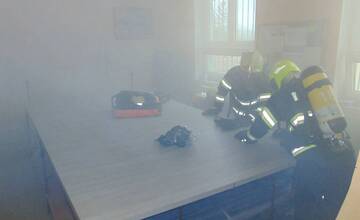 FOTO: Požiar vo väzení. Hasiči ratovali odsúdených aj personál