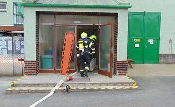 FOTO: Požiar vo väzení. Hasiči ratovali odsúdených aj personál