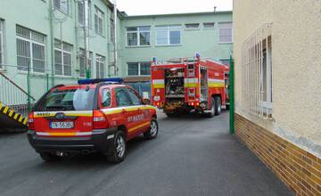 FOTO: Požiar vo väzení. Hasiči ratovali odsúdených aj personál