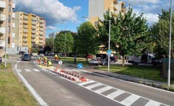 FOTO: Na Žilinskej ulici v Trenčíne by malo byť vďaka ostrovčekom bezpečnejšie