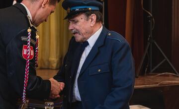 FOTO: Dobrovoľní hasiči v Prečíne dostali od trenčianskeho župana defibrilátor k 100. výročiu svojho vzniku