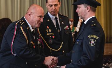 FOTO: Dobrovoľní hasiči v Prečíne dostali od trenčianskeho župana defibrilátor k 100. výročiu svojho vzniku